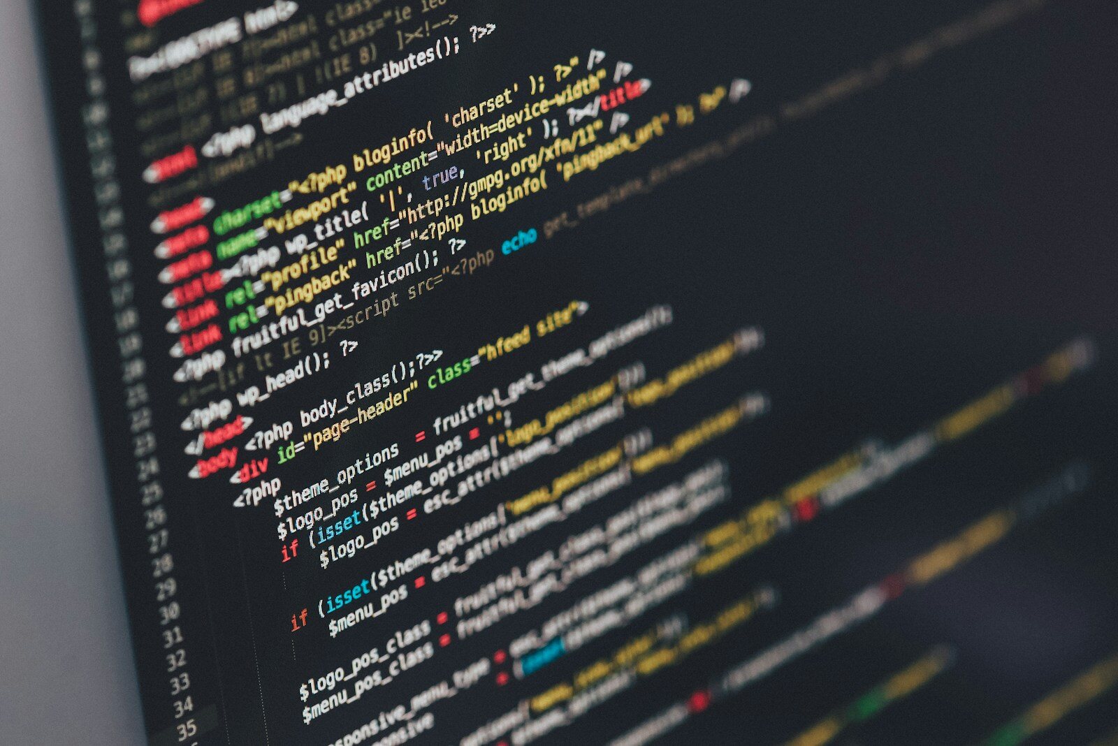 Zdjęcie monitora z kodem i środowiskiem developerskim
