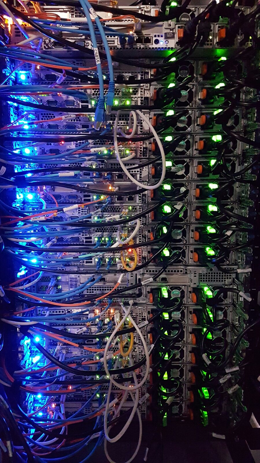 Zdjęcie szafy serwerowej z aktywną infrastrukturą i okablowaniem